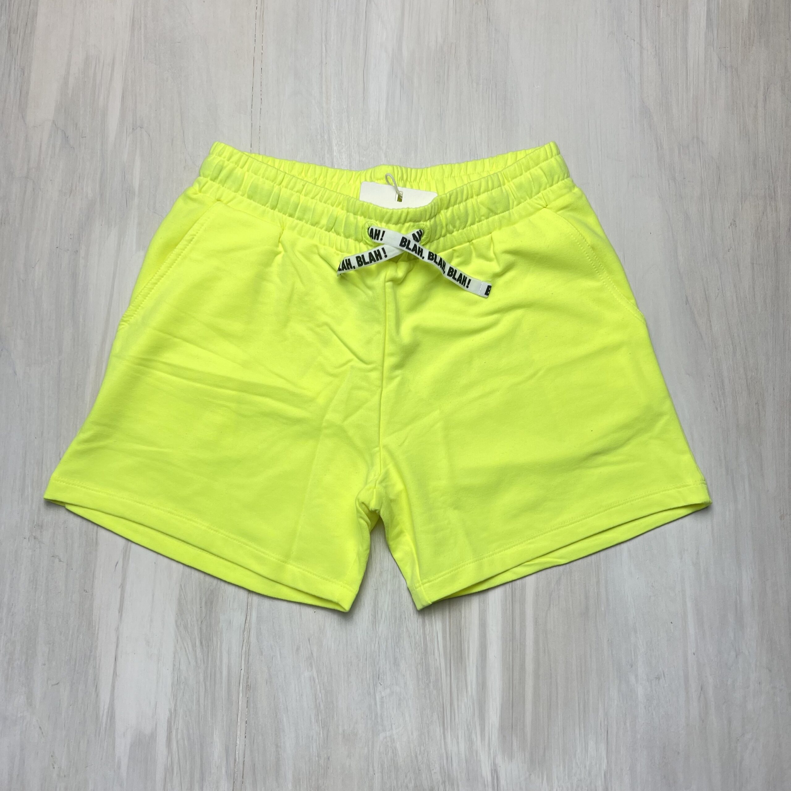 shorts-pantaloncini-corti-giallo-melby-ragazza