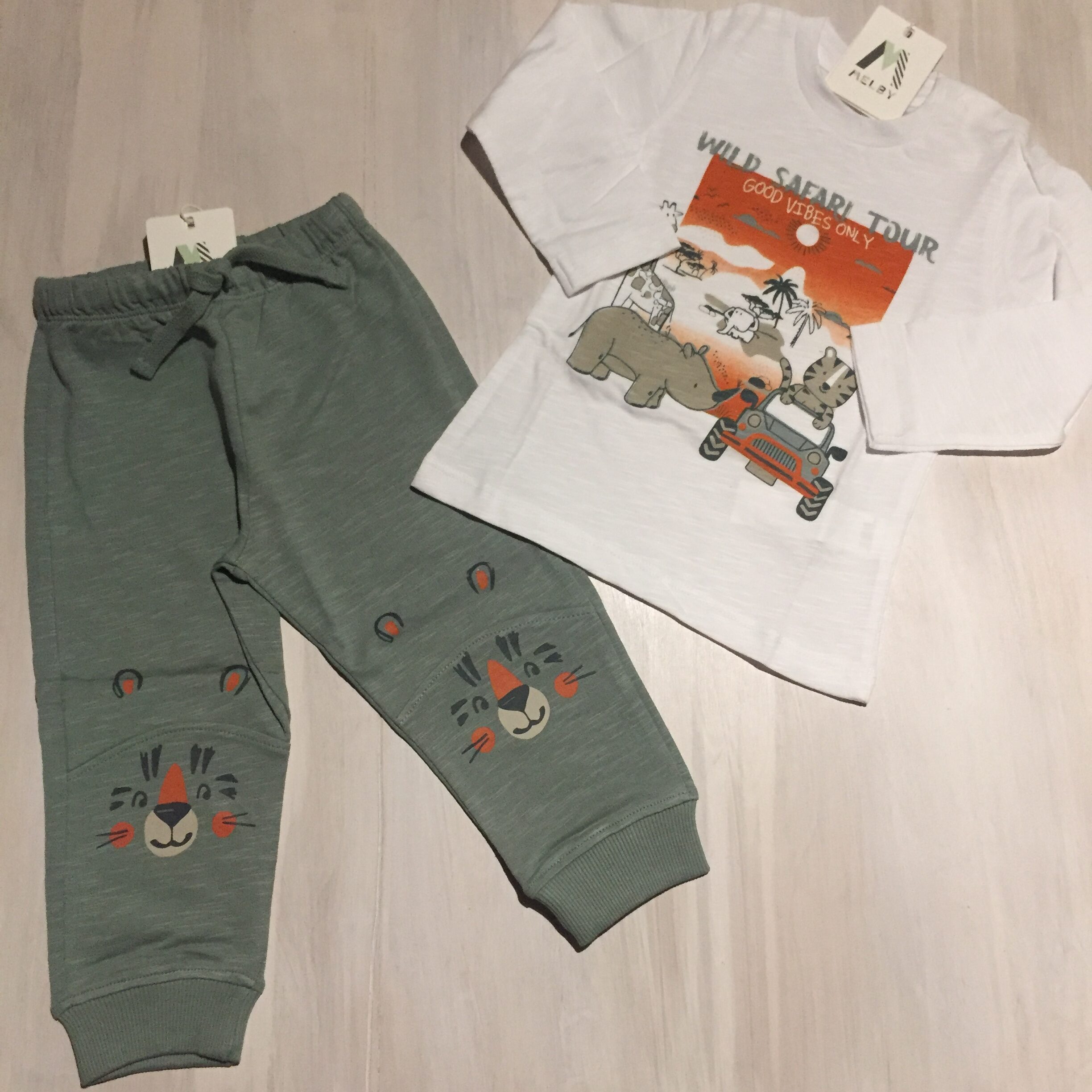 completo-bimbo-maglia-pantalone-verde-arancio-bianco-wild-safari-melby