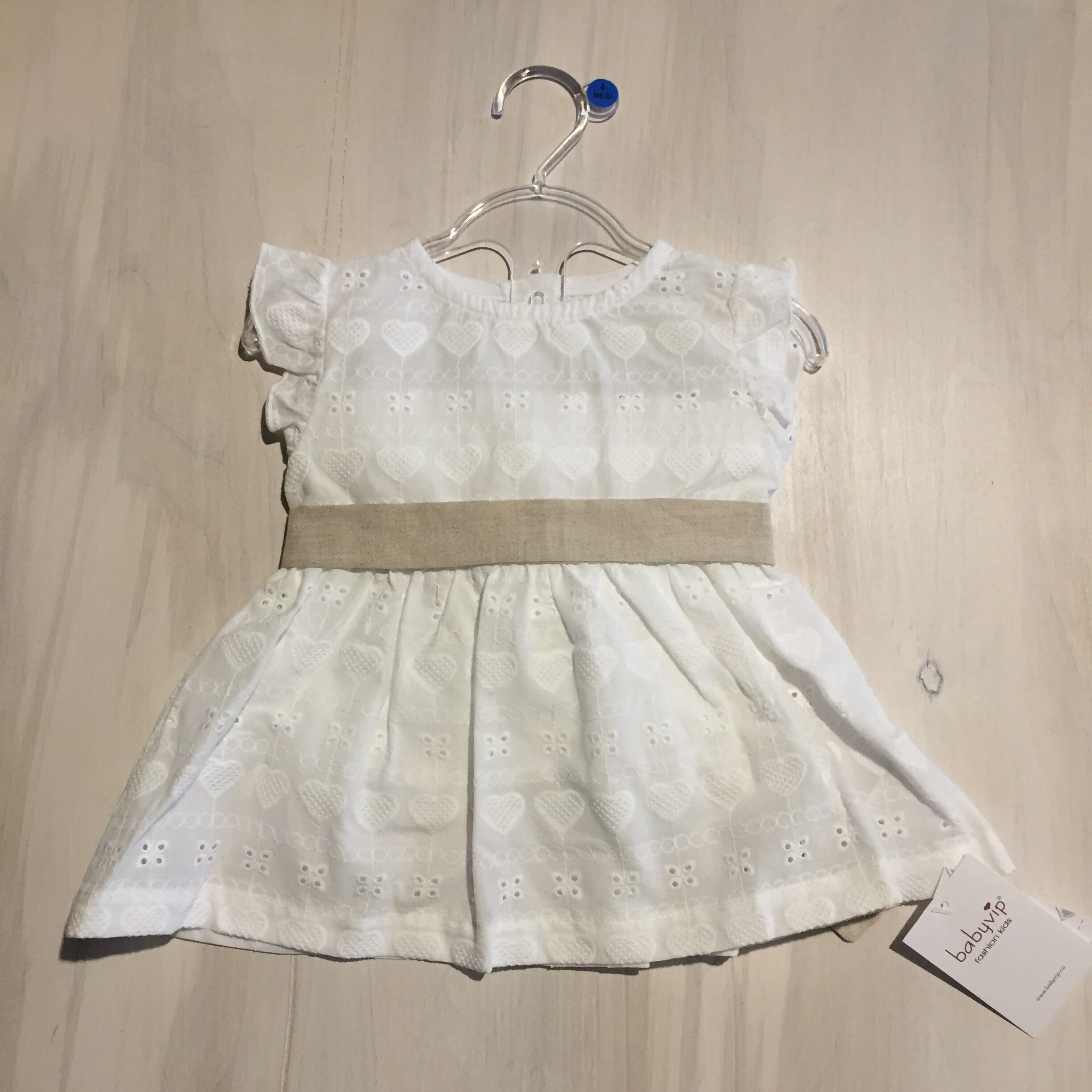 abito-neonata-bimba-sangallo-cotone-bianco-cintura-lino-beige