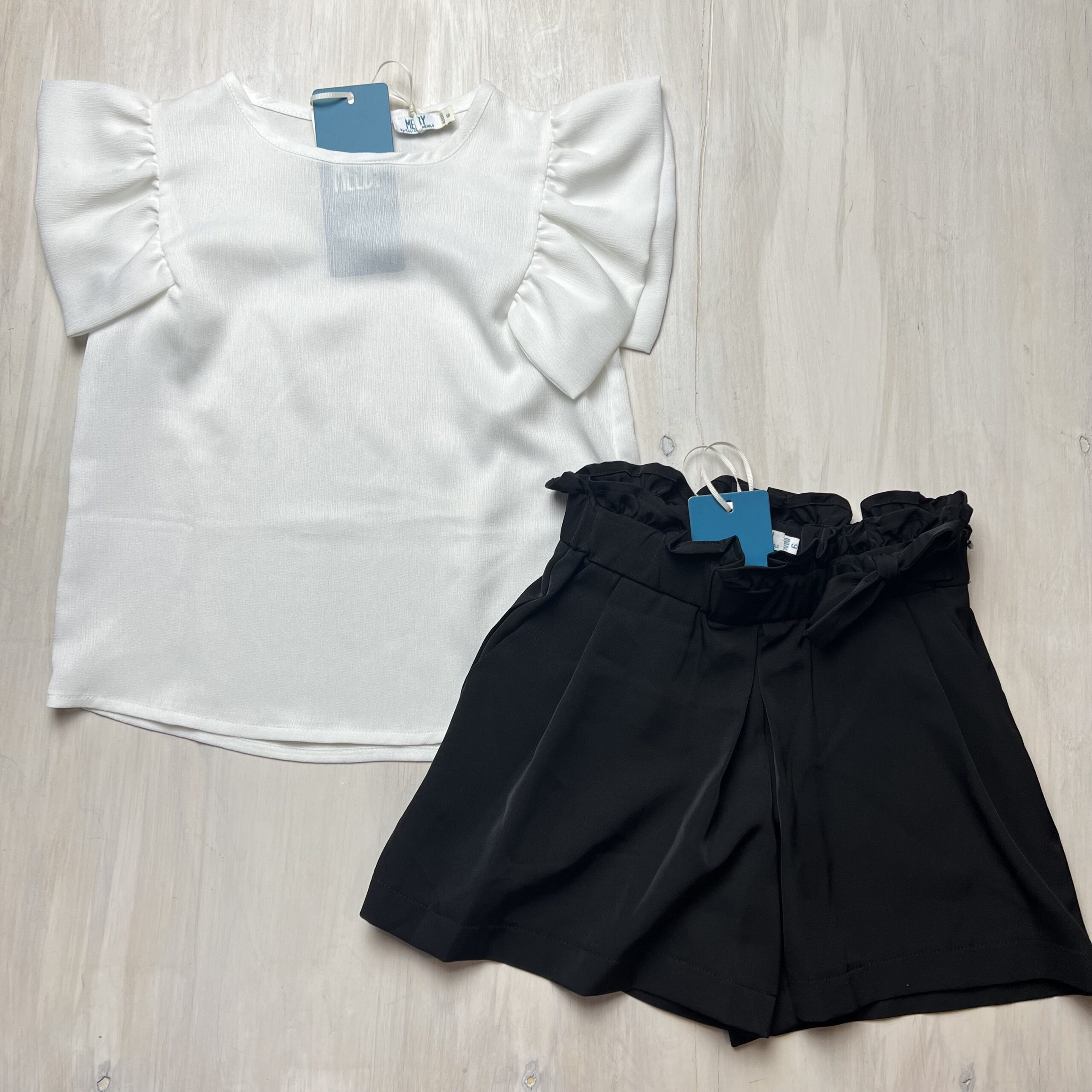 completo-blusa-bianca-camicetta-manica-corta-pantaloncino-nero